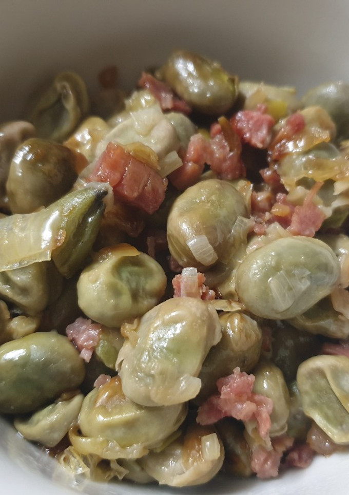 Una foto de Habas tiernas con jamón
