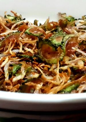 A picture of Crispy bitter gourd and onion fry.