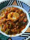 Zapallitos en salsa de tomates con huevos poché