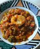 Zapallitos en salsa de tomates con huevos poché