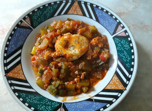 Una foto de Zapallitos en salsa de tomates con huevos poché