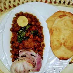 A picture of Kala Chana Curry With Bhature.