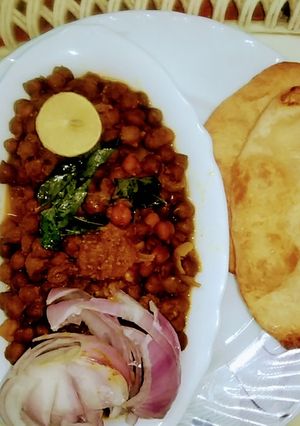 A picture of Kala Chana Curry With Bhature.
