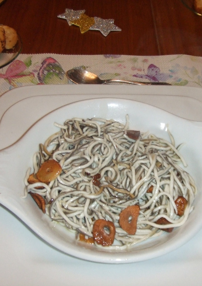 Una foto de Gulas sencillas al ajillo con guindilla
