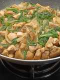 Wok de pollo con champiñones y acelgas
