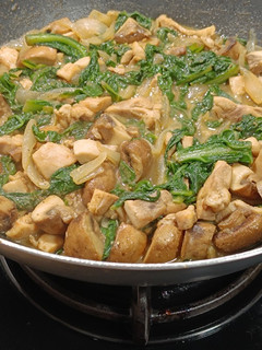 Una foto de Wok de pollo con champiñones y acelgas