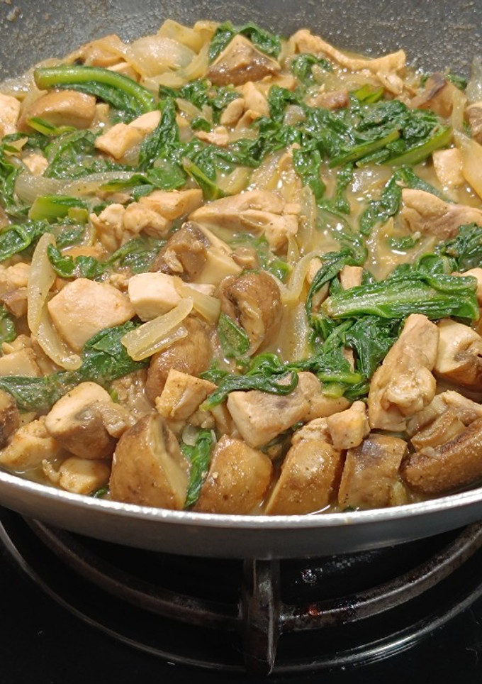 Una foto de Wok de pollo con champiñones y acelgas
