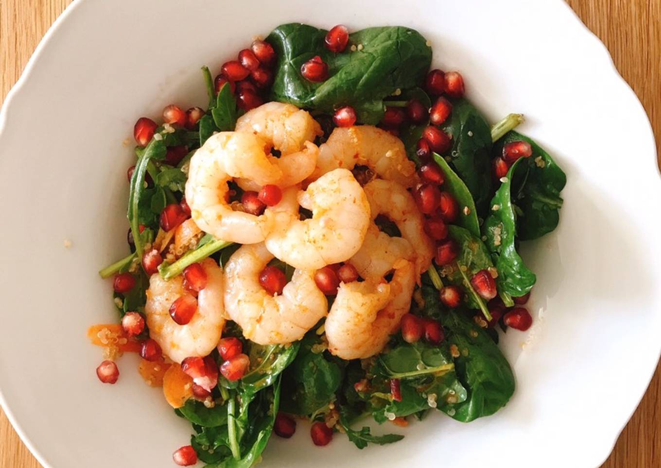 Quinoa salad with spinach with garlic and chili shrimp