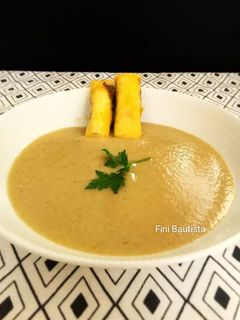 Una foto de Crema de setas variadas con rollitos de masa brick
