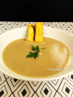 Una foto de Crema de setas variadas con rollitos de masa brick