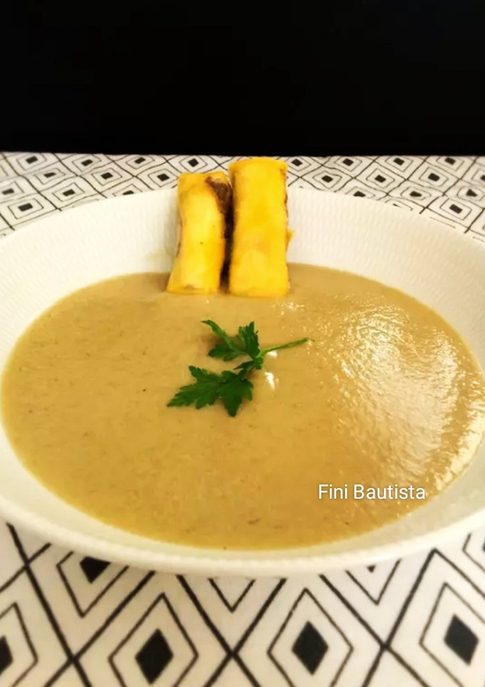Una foto de Crema de setas variadas con rollitos de masa brick