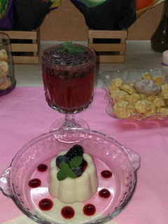 Una foto de Panna cotta de coco🍮🥥 con coulis de jamaica y mezcal oaxaqueño