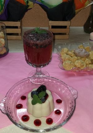 Una foto de Panna cotta de coco🍮🥥 con coulis de jamaica y mezcal oaxaqueño