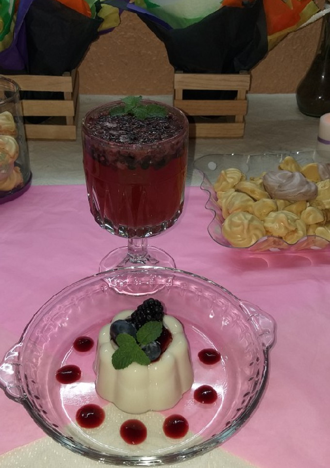 Una foto de Panna cotta de coco🍮🥥 con coulis de jamaica y mezcal oaxaqueño