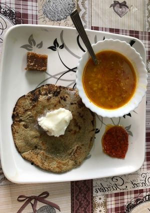 A picture of Bajre ki roti.