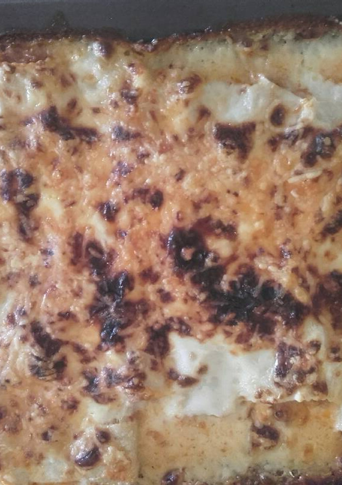Una foto de Canelones con queso gratinados