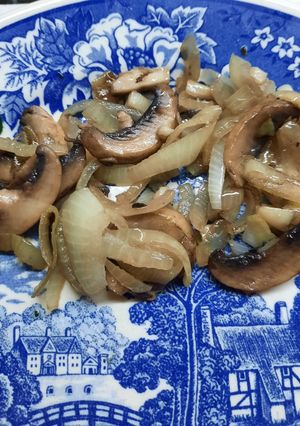 Una foto de Hongos salteados con cebolla