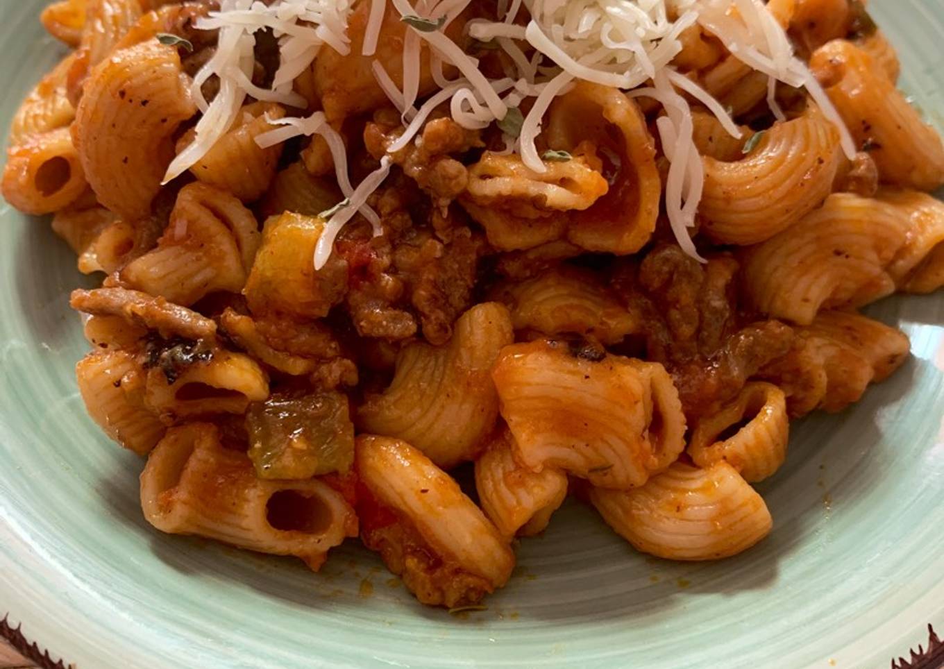 Pasta con carne picada y verduras