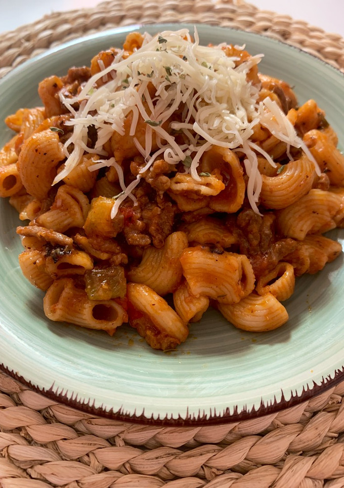 Una foto de Pasta con carne picada y verduras