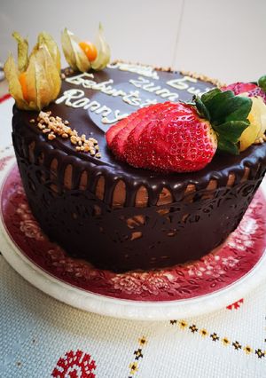 O poză a rețetei Tort cu ganache și mascarpone cu ciocolată albă și frișcă.