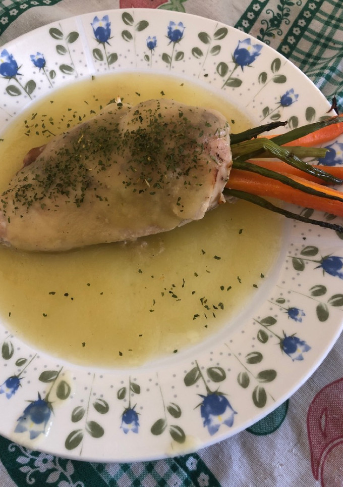 Una foto de 310. Rollitos de pechuga con salsa de manzana (principal carne)