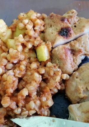 Mézes-tahinis csirke cukkinis hajdinával recept fotója