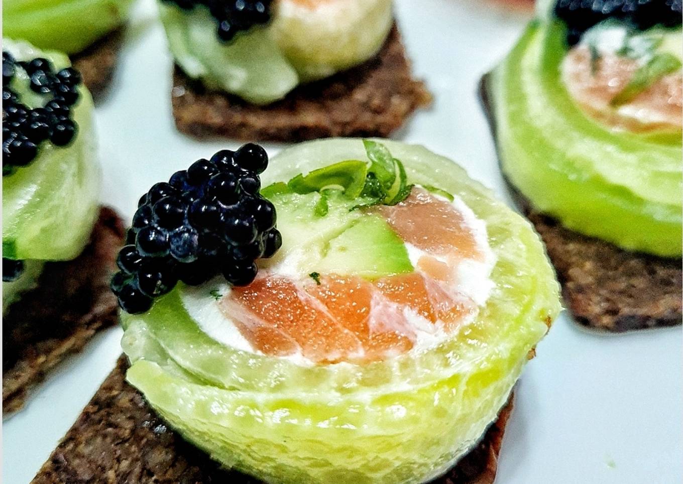 Rollitos de pepino, salmón y aguacate