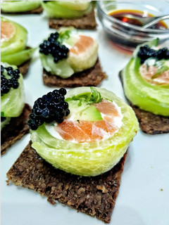 Una foto de Rollitos de pepino, salmón y aguacate
