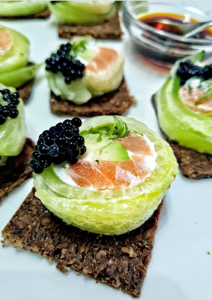 Una foto de Rollitos de pepino, salmón y aguacate