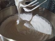 Una foto de alfajores de merengue