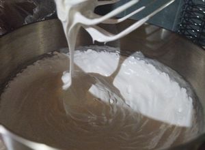 Una foto de Merengue para pastel, tortas, chilenitos, alfajores o discos