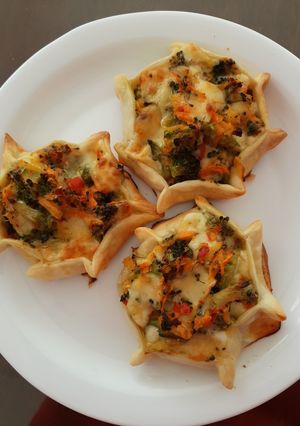 Una foto de Canastitas de brócoli, queso y zanahoria