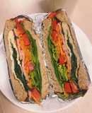 Sandwich bánh mì nguyên cám kẹp trứng tráng cải bó xôi