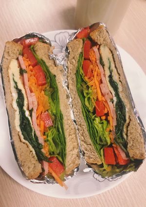 Hình của món Sandwich bánh mì nguyên cám kẹp trứng tráng cải bó xôi.