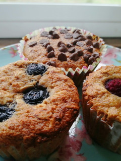 Una foto de Muffins sin azúcar, arándano, frambruesa y chips chocolate