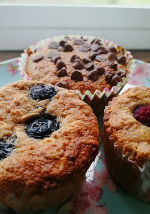 Una foto de Muffins sin azúcar, arándano, frambruesa y chips chocolate