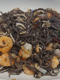 Una foto de Espaguetis negros a la marinera