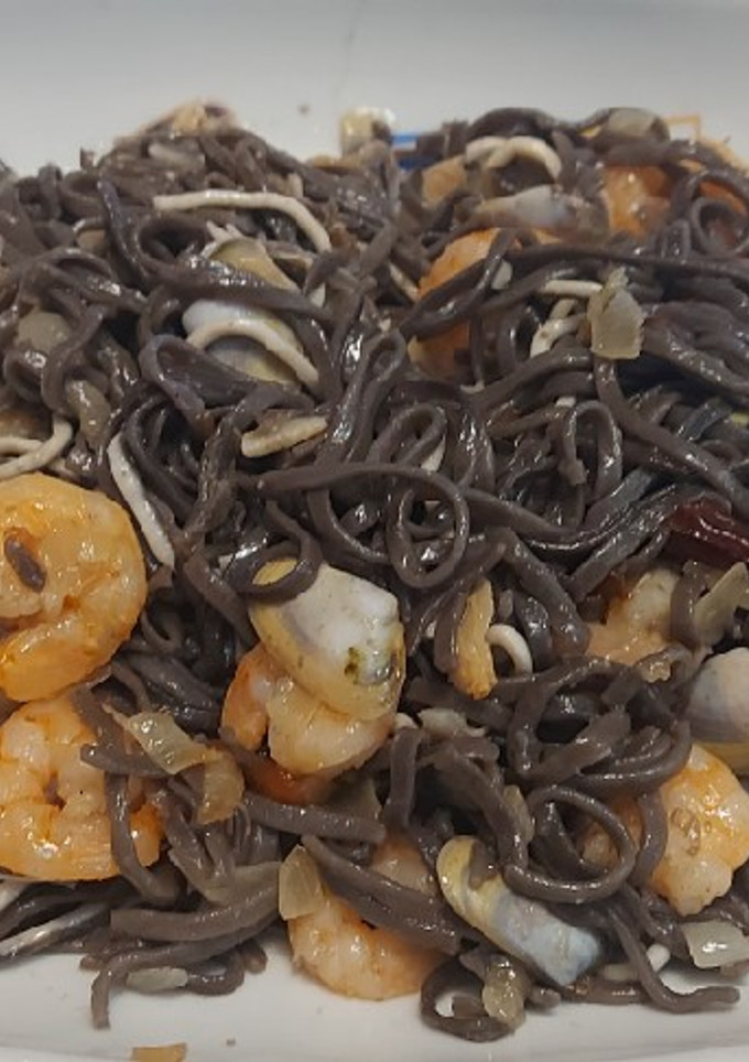 Una foto de Espaguetis negros a la marinera