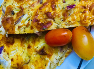 Una foto de TORTA SALADA DE CEBOLLAS Y QUESOS 🧅🧀🥚🍶🧅🧀🥚🍶