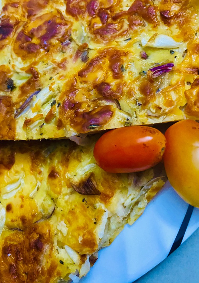 Una foto de TORTA SALADA DE CEBOLLAS Y QUESOS 🧅🧀🥚🍶🧅🧀🥚🍶