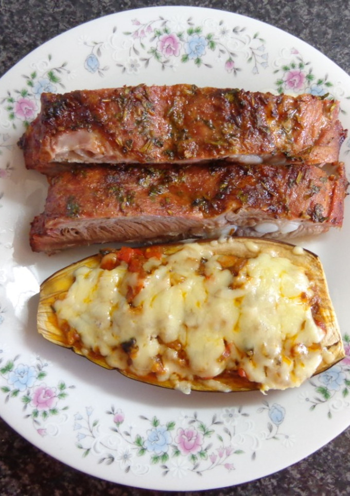 Una foto de COSTILLAR AL MERKÉN.BERENJENA HORNEADA RELLENA CON CHAMPIÑONES. JON STYLE