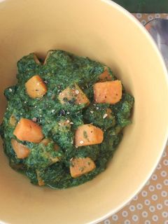 Una foto de Curry de boniato con espinacas