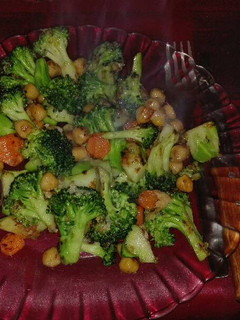 Una foto de Brócoli, garbanzos, zanahoria y queso