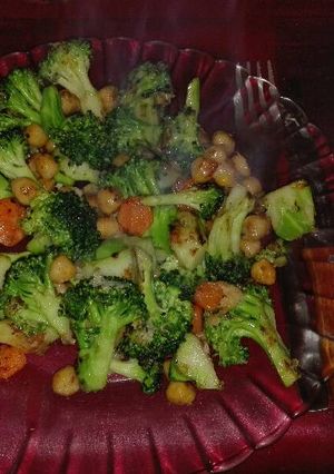Foto principal de Brócoli, garbanzos, zanahoria y queso