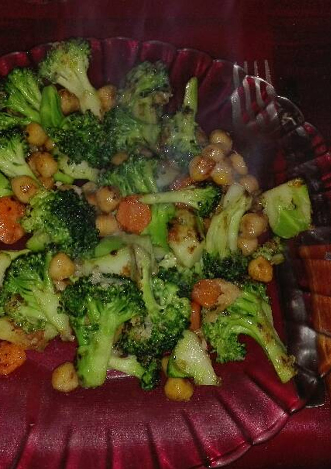 Una foto de Brócoli, garbanzos, zanahoria y queso
