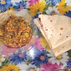 A picture of Karele ka keema with chapati.