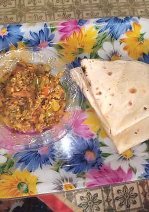 A picture of Karele ka keema with chapati.