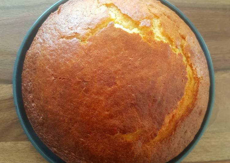 Gâteau au fromage blanc imbibé avec du sirop d'abricot