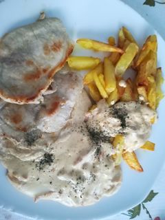 Una foto de Lomo con salsa de queso rápida
