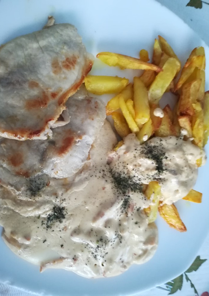 Una foto de Lomo con salsa de queso rápida
